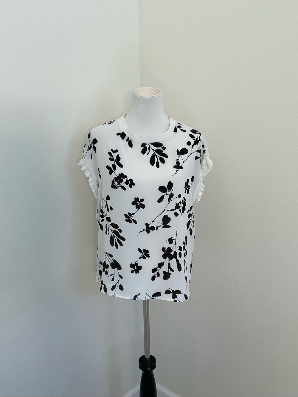 T Tahari Black and White Floral Crewneck Blouse